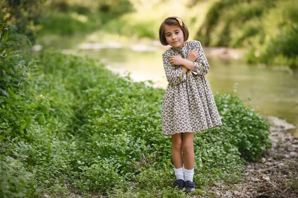 Ragazzina nel ruscello della natura indossa un bel vestito — Foto Stock