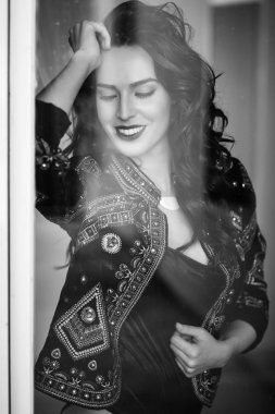 Pencereden arayan genç esmer kadın