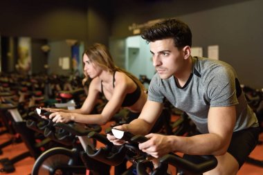 İki spor giyim giymiş bir spinning dersi içinde.