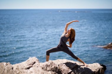 Genç kadın Beach yoga yaparken