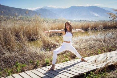 Genç kadın Beach yoga yaparken