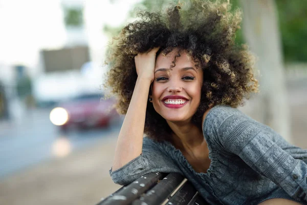 年轻黑人女人与黑人发型在城市背景中微笑 — 图库照片