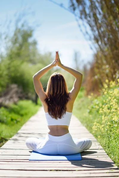 Ung vacker kvinna gör yoga i naturen — Stockfoto