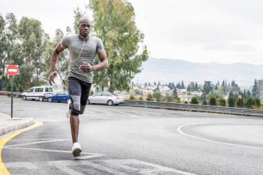 Siyah adam açık havada çalışan Kentsel yolda. 