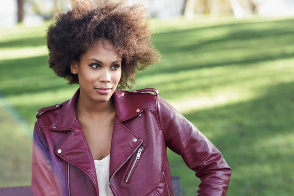 Joven mujer negra con peinado afro de pie en el fondo urbano — Foto de Stock