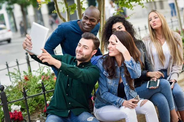 Jovens multi-étnicos tomando selfie juntos em backgr urbano — Fotografia de Stock