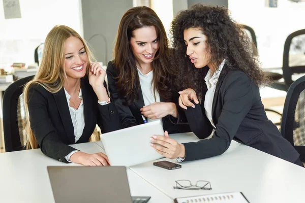 在现代的办公室一起工作的三个女企业家 — 图库照片