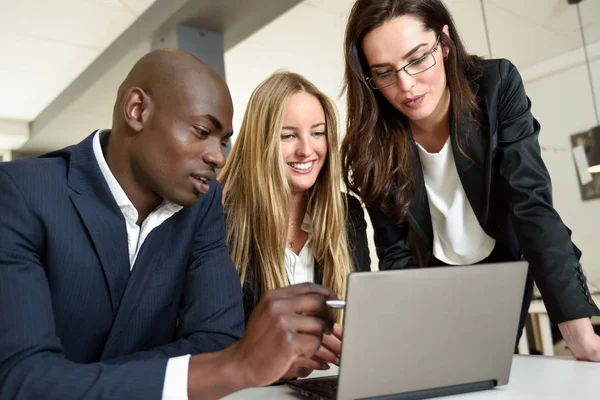Multiethnische Gruppe von drei Geschäftsleuten treffen sich in einem modernen o — Stockfoto