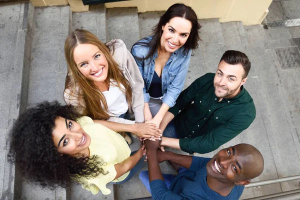 Vista superior de los jóvenes poniendo sus manos juntas. — Foto de Stock