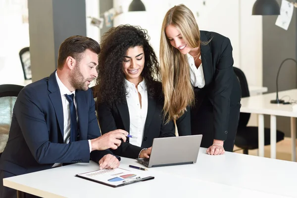 Grupo multiétnico de tres empresarios que se reúnen en una — Foto de Stock