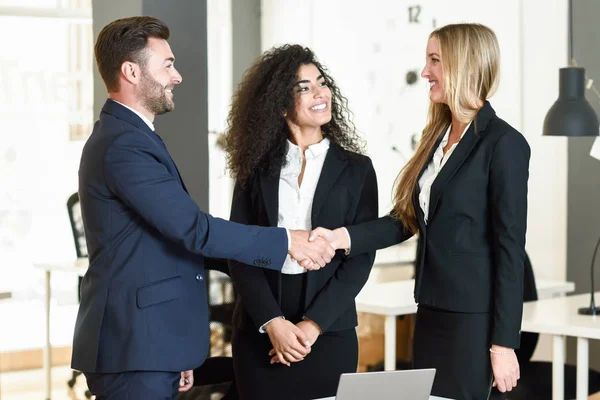 Caucasian man and woman shaking hands wearing suit. — Stock Photo, Image