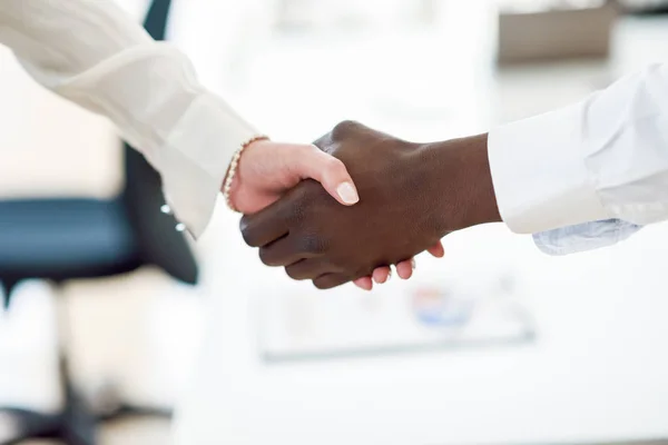 Hombre de negocios negro estrechando la mano con una mujer de negocios caucásica — Foto de Stock