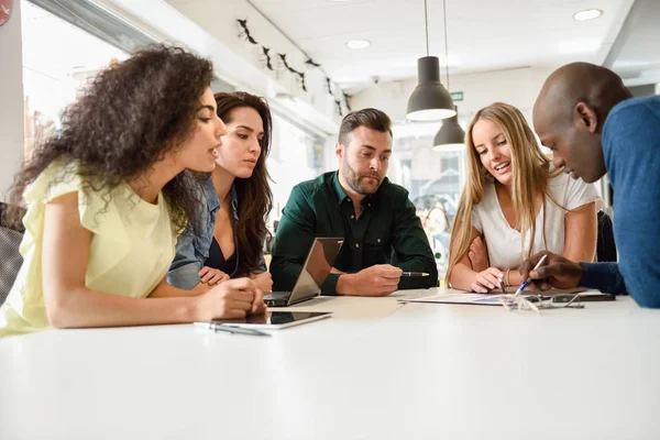 Groupe multi-ethnique de jeunes qui étudient ensemble sur white de — Photo