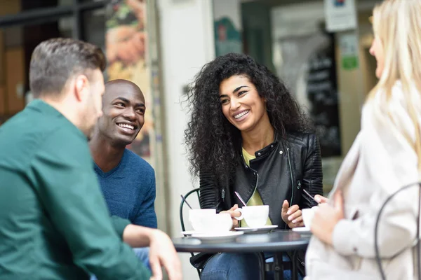 Multiracial grupp av fyra vänner har en kaffe tillsammans — Stockfoto