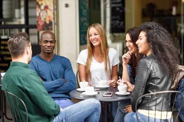 Grupo multirracial de cinco amigos tomando um café juntos — Fotografia de Stock