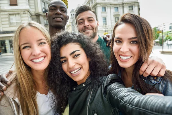 Gruppo multirazziale di giovani che si fanno selfie — Foto Stock