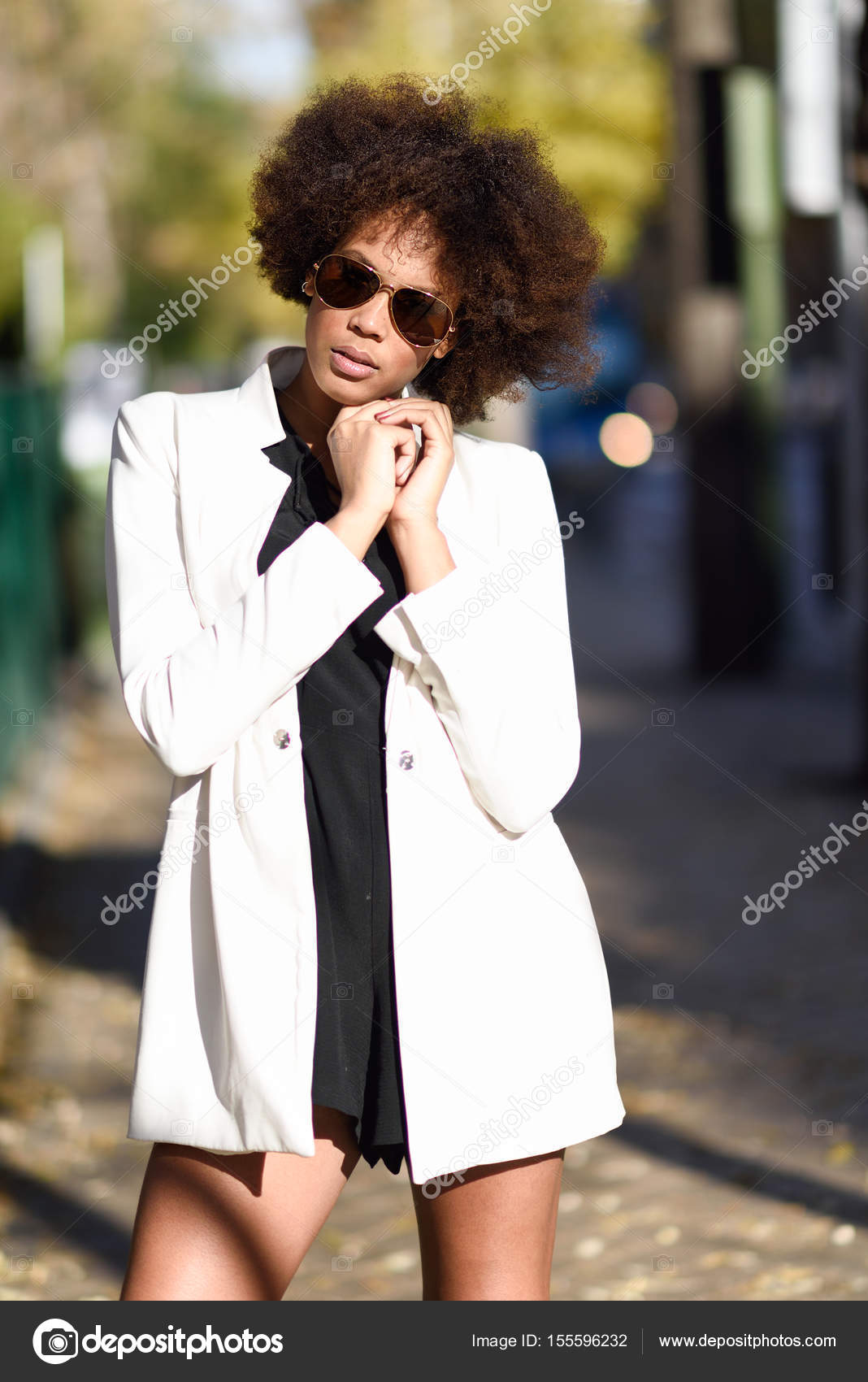 Joven mujer negra con peinado afro con gafas de sol aviador — Foto