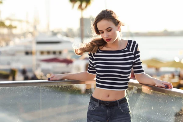 Mujer rubia, modelo de moda, sentada en el fondo urbano . —  Fotos de Stock