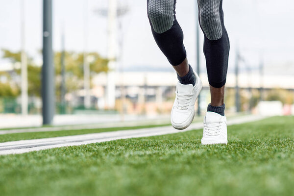 Привлекательный чернокожий бегущий на городском фоне
