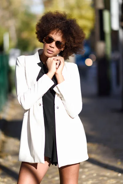 Joven mujer negra con peinado afro con gafas de sol aviador — Foto de Stock