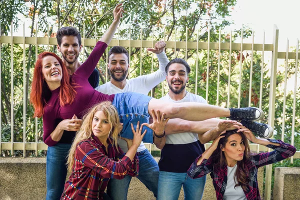 Gruppo di giovani insieme all'aperto sullo sfondo urbano — Foto Stock