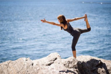 Genç kadın Beach yoga yaparken