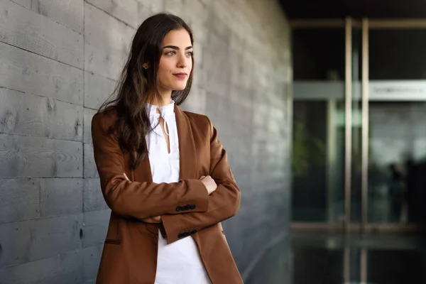 Jovem empresária de pé fora do prédio de escritórios . — Fotografia de Stock