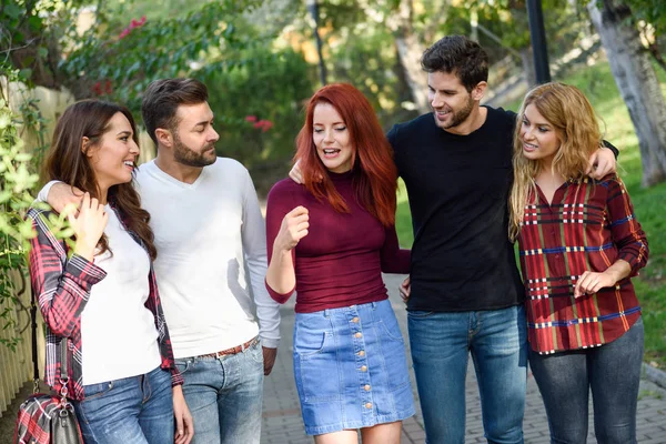 Grupo de jóvenes juntos al aire libre en el entorno urbano — Foto de Stock