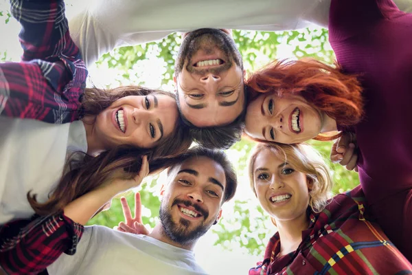 Gruppo di giovani insieme all'aperto sullo sfondo urbano — Foto Stock