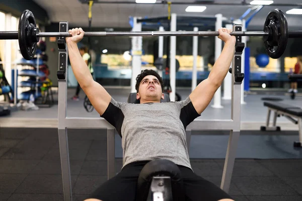 Junger Mann Bodybuilder beim Gewichtheben im Fitnessstudio. — Stockfoto