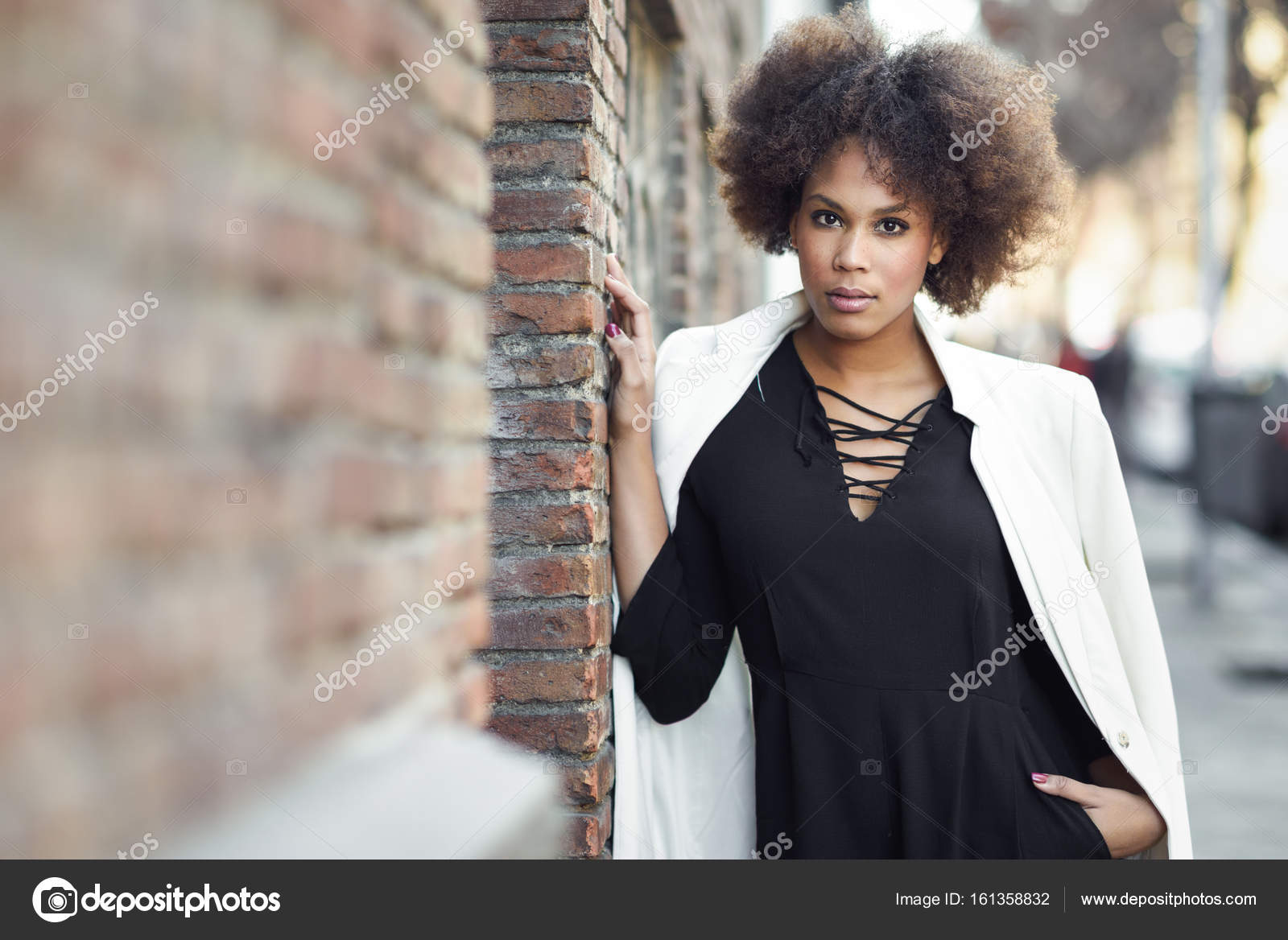 Molodaya Chernaya Zhenshina S Afrikanskoj Pricheskoj Stoyashaya V Gorodskoj Zadnice Stokovoe Foto C Javiindy 161358832