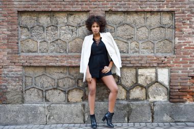 Kentsel backgrou afro saç modeli ayakta olan siyah kadın