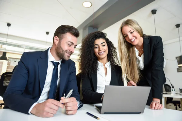 Multiethnische Gruppe von drei Geschäftsleuten treffen sich in einem modernen o — Stockfoto