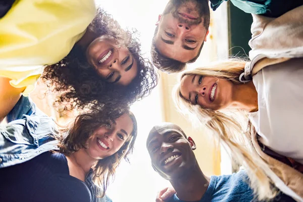 Gruppo di giovani insieme all'aperto sullo sfondo urbano — Foto Stock