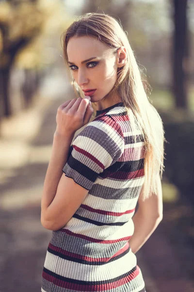 Jonge blonde vrouw in de straat — Stockfoto