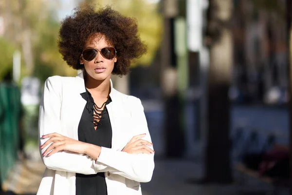 Giovane donna nera con acconciatura afro con occhiali da sole aviatore — Foto Stock