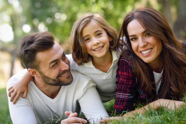 Mutlu genç aile kentsel bir parkta