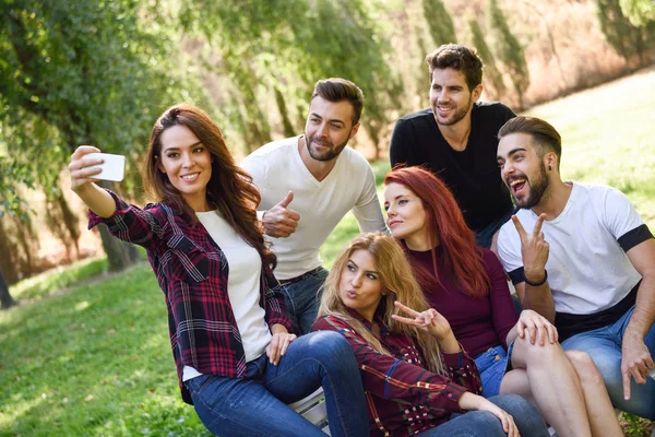 Groupe d'amis prenant selfie en fond urbain — Photo