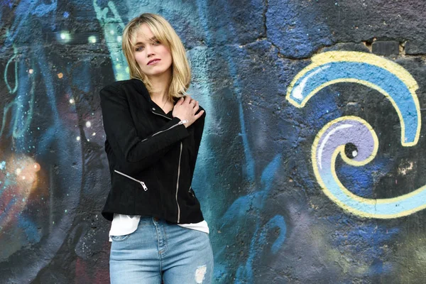 Vacker ung blond kvinna i urban bakgrund — Stockfoto