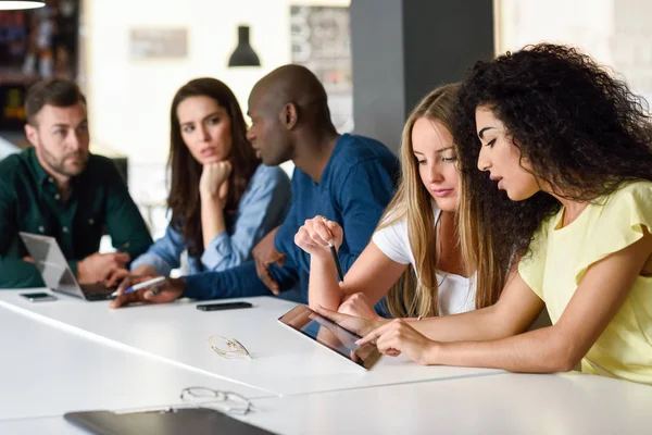 Grupo multiétnico de jovens que estudam com computador portátil — Fotografia de Stock