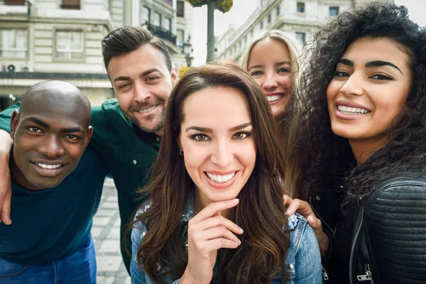 Grupo multirracial de jovens que tomam selfie — Fotografia de Stock