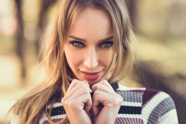 Gros plan portrait de jeune femme blonde aux yeux bleus — Photo