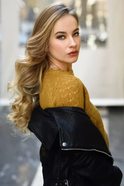 Beautiful blonde russian woman in urban background — Stock Photo, Image