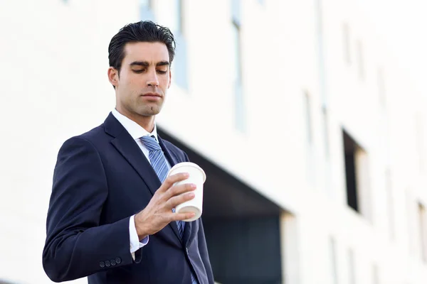 Geschäftsmann trinkt Kaffee zum Mitnehmen — Stockfoto