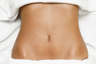 Kadın karın beyaz havlu ile spa yatakta döşeme Üstten Görünüm.