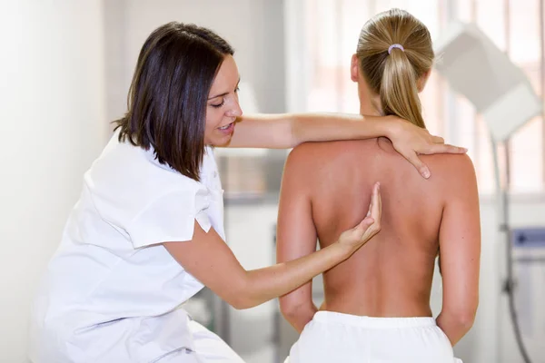 Control médico en el hombro en un centro de fisioterapia . —  Fotos de Stock