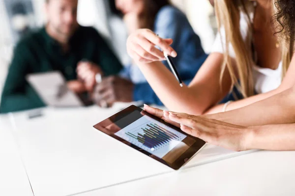 Gruppe junger Männer und Frauen, die mit Tablet-Computern arbeiten — Stockfoto