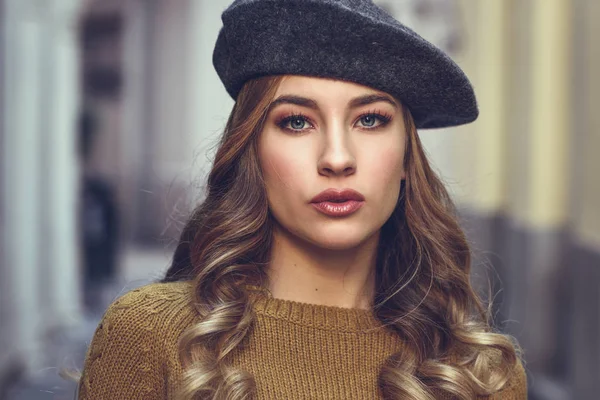Beautiful blonde russian woman in urban background — Stock Photo, Image