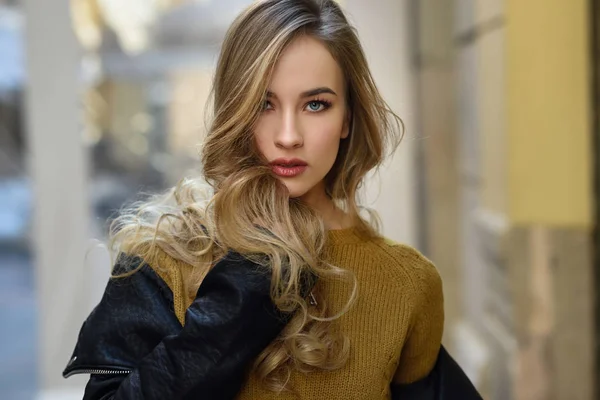 Beautiful blonde russian woman in urban background — Stock Photo, Image