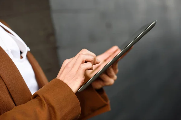 Επιχειρηματίας με υπολογιστή tablet να στέκεται έξω από ένα γραφείο — Φωτογραφία Αρχείου